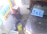 Çarptığı yayayla dükkana girdi