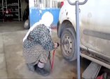 Vesile Nine 35 yıldır lastik tamir ediyor