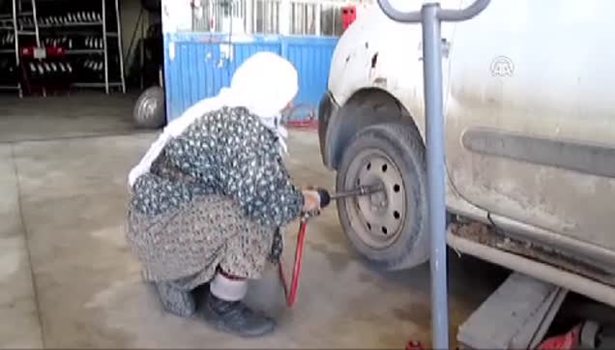 Vesile Nine 35 yıldır lastik tamir ediyor