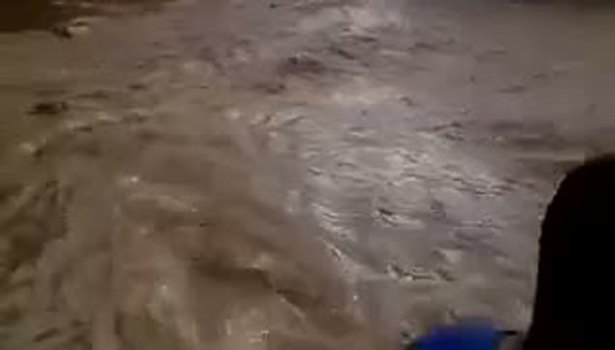 Brezilya'da arabasını kurtarmak isteyen adamı sel yuttu