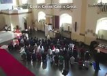 Kilisede kadın-erkek aynı safta namaz kıldı