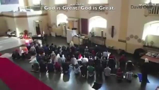 Kilisede kadın-erkek aynı safta namaz kıldı