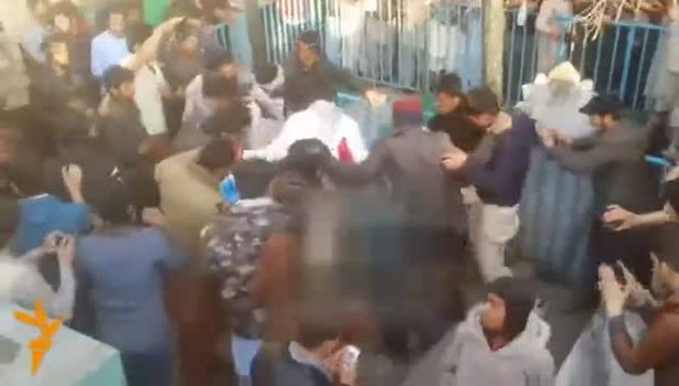 Kuran'ı yakan kadını linç edip yaktılar