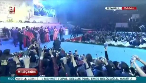 Davutoğlu sanatçılarla beraber şarkı söyledi