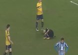 Sakatlanan hakemin spreyini alıp etrafını çizen futbolcu