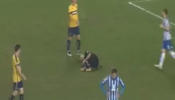 Sakatlanan hakemin spreyini alıp etrafını çizen futbolcu