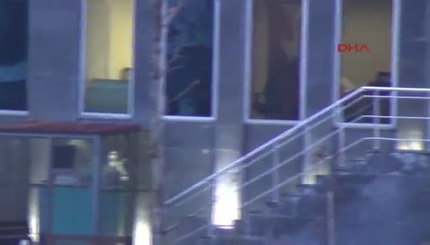 Bankada rehine krizi! Polis ablukaya aldı!