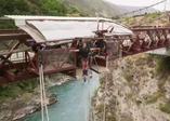Çılgınca bungee jumping yapan insanlar