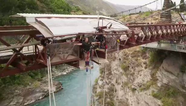 Çılgınca bungee jumping yapan insanlar
