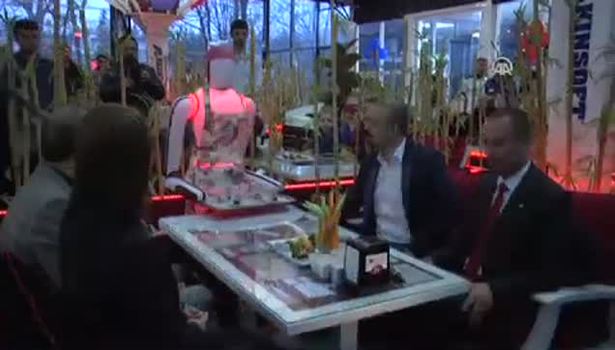 Bu kafede robot garsonlar servis yapıyor