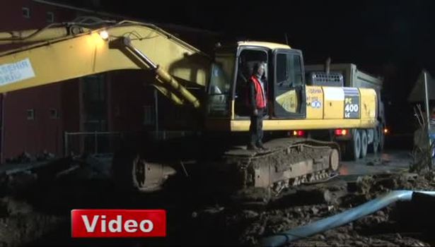 Başkent’te çöken yol ana su borusunu patlattı