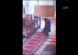 Babanın oğluyla namaz mücadelesi
