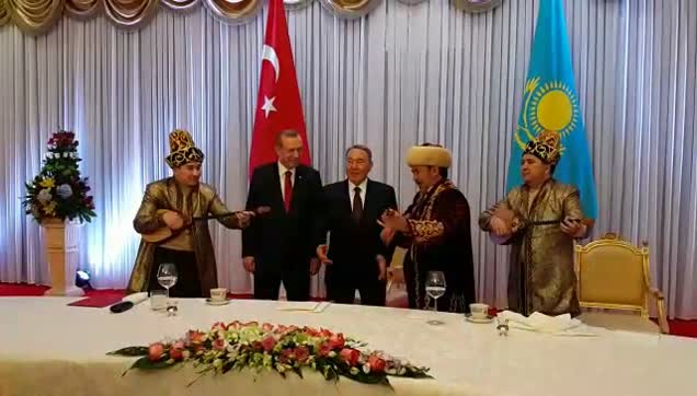 Cumhurbaşkanı Erdoğan'a Dombra sürprizi-1