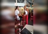 Boksörler restoranda kapışınca...