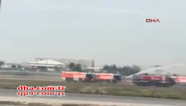İstanbul'da uçak acil iniş yaptı-2