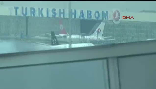 İstanbul'da uçak acil iniş yaptı-1