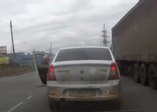 Kızgın sürücü aracının kapısından oldu