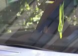Genç kız lüks otomobilde mahsur kaldı