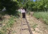 Yamaçtaki evi için raylı sistem yaptı