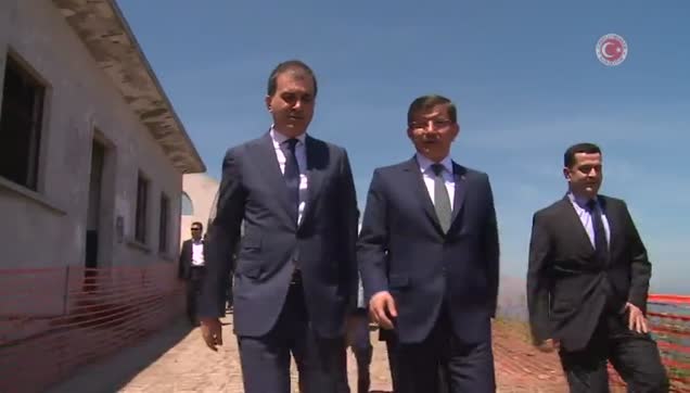 Davutoğlu, Menderes'in yargılandığı salonda-1