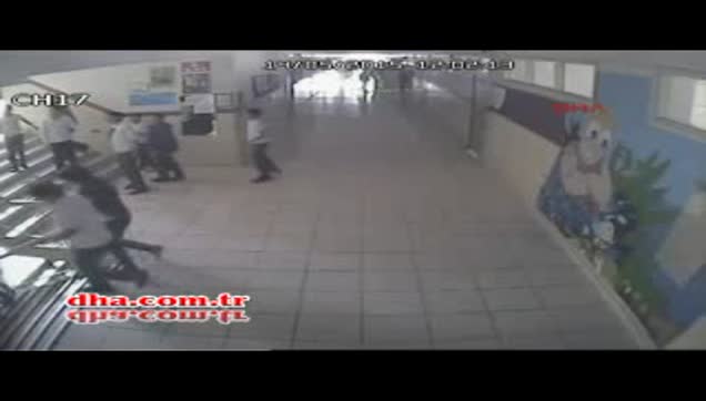 Anne ve teyze bir olup öğretmeni dövdü-1