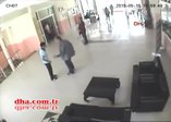 Öğrencisini koruyan öğretmene veli dayağı