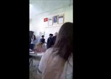 Öğrencisinin kafasıyla tahtayı sildi!