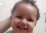Saç fışkıran bebek
