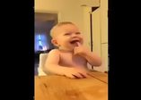 Bu bebek gülünce herkes gülüyor
