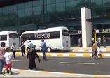 Balkondan uçakları seyrediyorlar