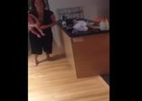 Annesinin ikizini gören bebek