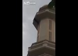 Minareye tırmanırken yere çakıldı