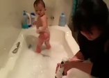 Anne ve Bebeğin eğlenceli banyo serüveni
