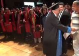62 yaşında, diplomasını doçent kızının elinden aldı