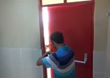 Okuldan sokak köpeği çıkartma operasyonu