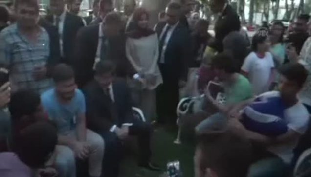 Davutoğlu gençlerle horon tepti-1