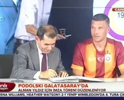 Podolski imzayı attıktan sonra çay içti