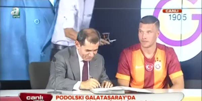 Podolski imzayı attıktan sonra çay içti