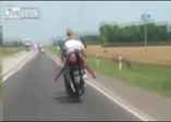 Sarhoş sevgilisini böyle taşıdı