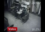 Genç kız 3 erkek müşteriyi böyle dövdü!