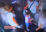 Küçük çocuğun önünde asansör kavgası