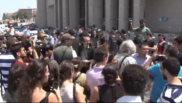 Avukattan şehitleri savunan vatandaşa tekme-1