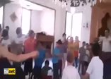 Çocuklarla camide futbol oynayan dede