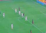 Messi rakibine kafa attı
