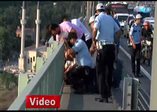 Köprüden aşağı atladı
