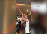 Genç kadın 1 metrelik balonu yuttu