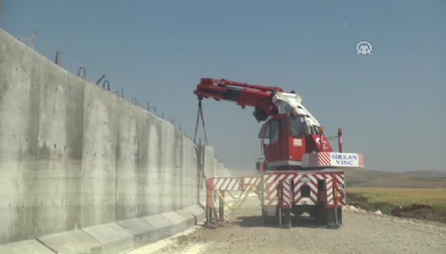 Suriye sınırına 3 metrelik beton duvar-1