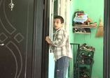 Oğlu kaçmasın diye kapıları kilitliyor