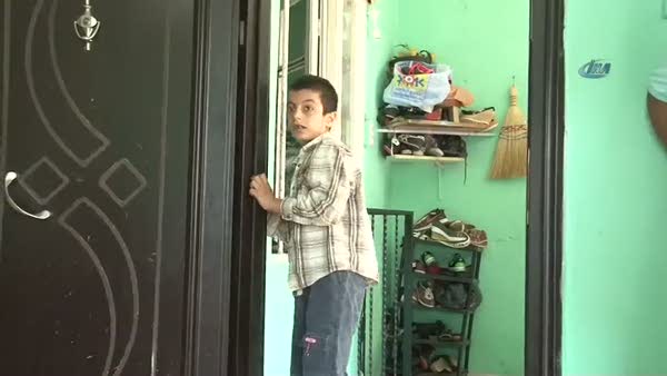 Oğlu kaçmasın diye kapıları kilitliyor