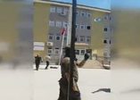 Polisler, Türk Bayrağı'nı 'Tekbir' getirerek göndere çekti
